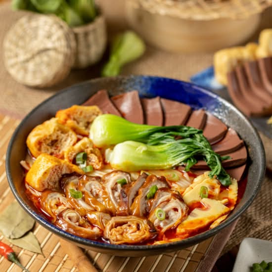 果木烟熏肠旺米线 Braised Pork Intestine&Red Konjac in Spicy Rice Noodle Soup